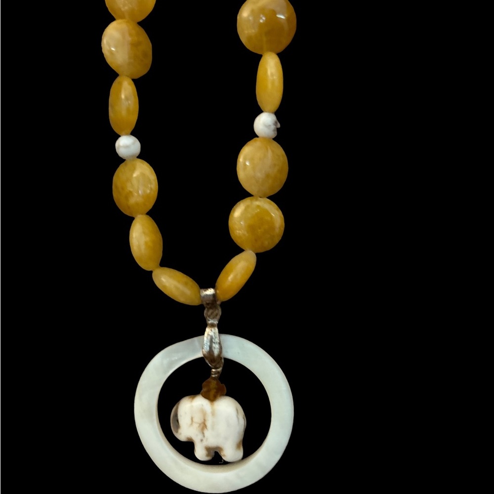 Beautiful butterscotch colored agate and ivory necklace. 19”.